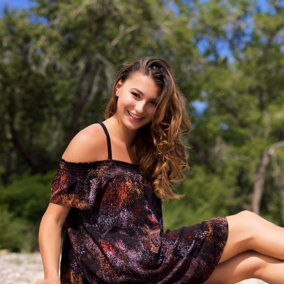 Meet your Posher, Kirsty - Picture 2 of 2